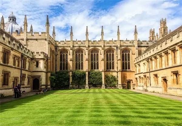 牛津大学本科生每年平均学费：$27,753