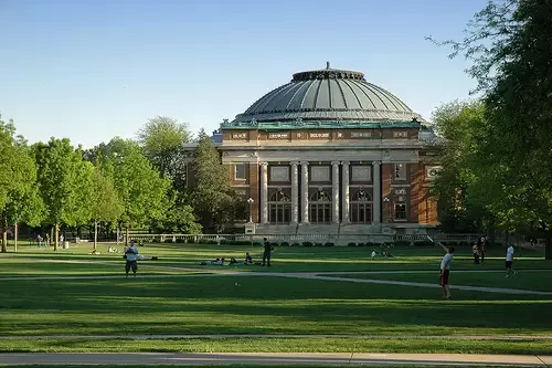 伊利诺伊大学厄巴纳-香槟分校(University ofIllinois at Urbana-Champaign，缩写为UIUC)，创建于1867年，位于伊利诺伊州幽静的双子城厄巴纳–香槟市，是一所享有世界声望的顶尖研究型大学