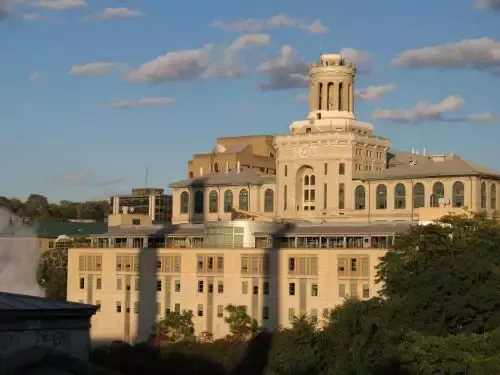 卡内基梅隆大学(Carnegie Mellon University)，简称CMU，坐落在美国宾夕法尼亚州的匹兹堡(Pittsburgh)，研究型大学。
