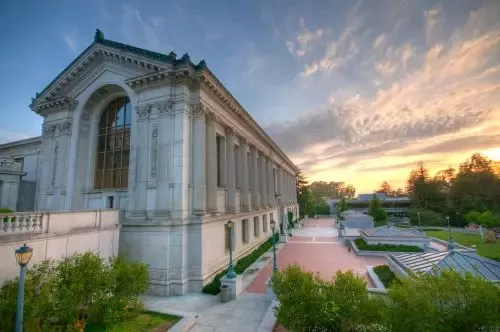加州大学伯克利分校，简称伯克利，位于美国旧金山湾区伯克利市，是世界著名公立研究型大学
