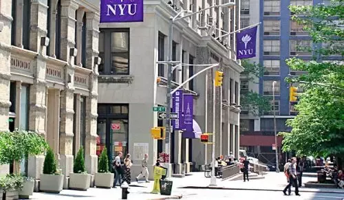 纽约大学(New York University)，简称“NYU”，位于美国纽约，是一所世界著名私立研究型大学。