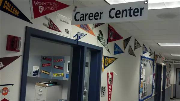 美国留学CareerCenter会举办各种就业辅导的座谈会