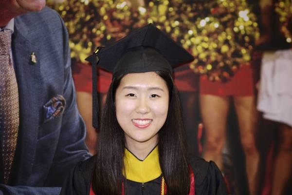 马里兰大学毕业典礼上演讲的华人学生