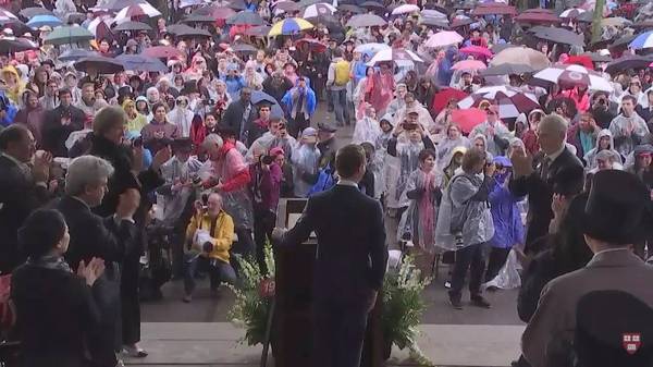 演讲结束时，冒雨观看的各位都起身鼓掌