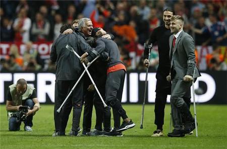 当曼联主教练穆里尼奥率领球队走上红毯时，五名拄着双拐的队员